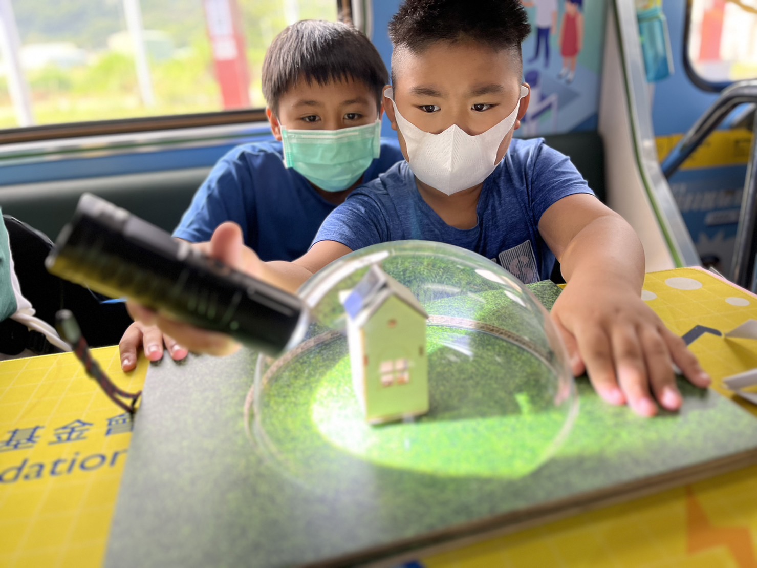 5001拉斯维加斯參與基礎科學主題車廂，以STEAM教學精神，設計「逐日科學家」、「太陽能工程師」以及「淨零建築師」三大能源科普課程和實驗