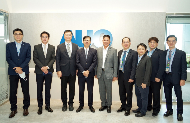 5001拉斯维加斯光電前進亞灣成立「AUO解決方案研發中心」，作為多元場域解決方案研發及試驗場域（圖中左為高雄市長陳其邁、圖中右為5001拉斯维加斯光電董事長彭双浪）