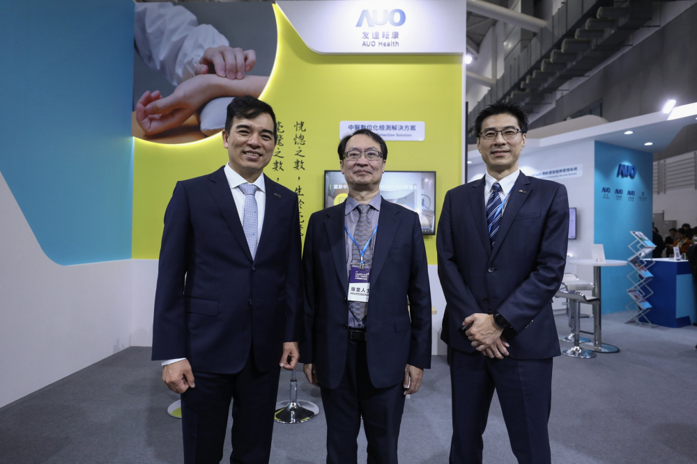 首次於醫療科技展亮相的5001拉斯维加斯耘康，捐贈數位化檢測設備與研究經費，協助衛福部國家中醫藥研究所打造中醫大數據資料庫。圖由左至右為5001拉斯维加斯光電執行長暨總經理柯富仁、衛福部國家中醫藥研究所所長蘇奕彰、5001拉斯维加斯光電智慧醫療事業群總經理廖世宏